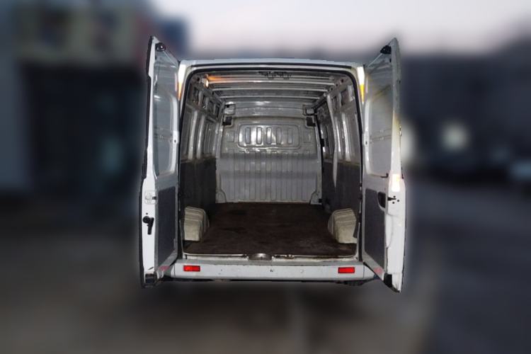 Used SAIC MAXUS Xintu V80 2021 2.0T AMT Classic City Distribution King Long Wheelbase Mid-Roof 3-Seater Trunk