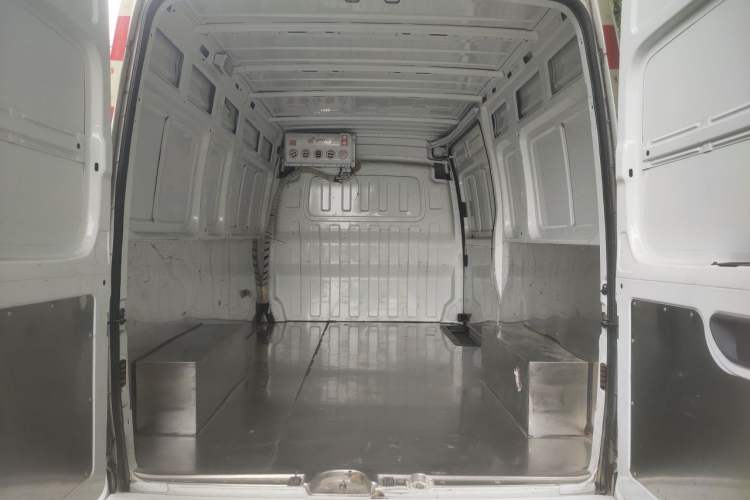 Used SAIC MAXUS Xintu V80 2021 2.0T Manual Classic City Delivery King Long Wheelbase Mid-Roof 3 Seats Trunk
