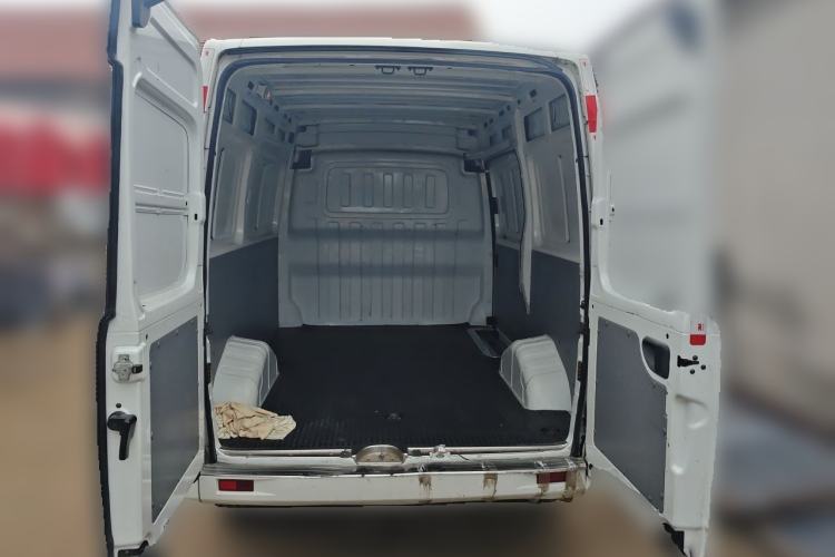 Used SAIC MAXUS Xintu V80 2021 2.0T Manual Classic City Delivery King Short Wheelbase Mid-Roof Design 3 Seats Trunk