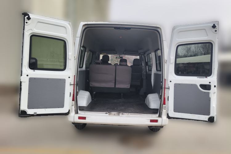 Used SAIC MAXUS Xintu V80 2021 2.0T AMT Classic Aoyuntong Short Wheelbase Mid-Roof 5/6-Seater Trunk