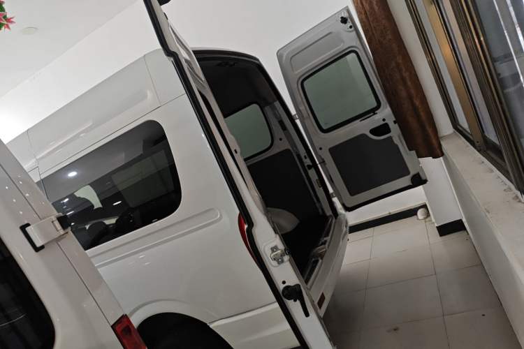 Used SAIC MAXUS Xintu V80 2021 2.0T AMT Classic Aoyuntong Short Wheelbase Mid-Roof 5/6-Seater Trunk