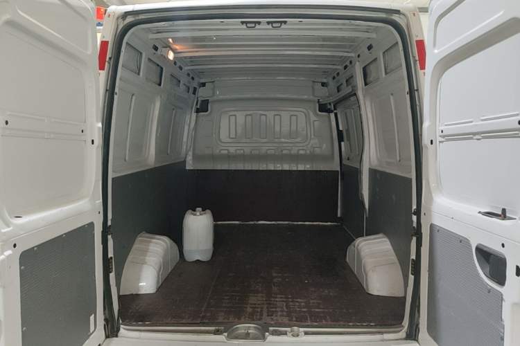 Used SAIC MAXUS Xintu V80 2021 2.0T Manual Classic City Delivery King Short Wheelbase Mid-Roof Design 3 Seats Trunk