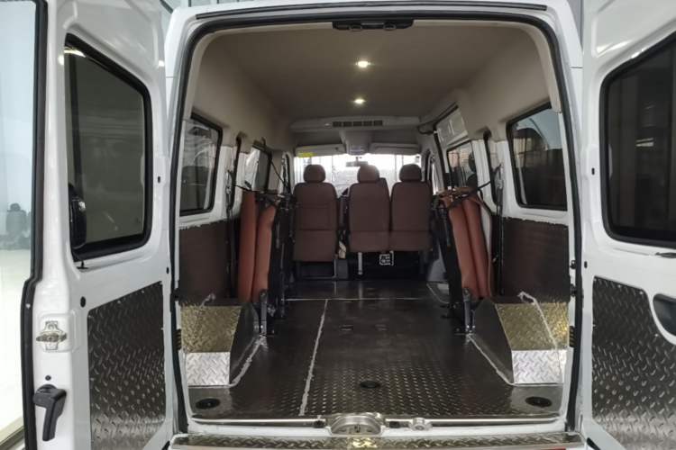 Used SAIC MAXUS Xintu V80 2021 2.0T Manual Classic Aoyuntong Long Wheelbase Mid-Roof 6/7/8/9-Seater Trunk