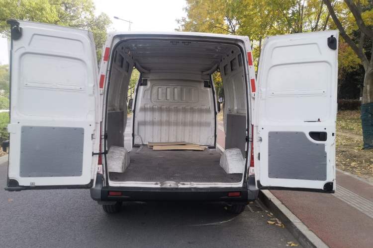 Used SAIC MAXUS Xintu V80 2021 2.0T Manual Classic City Delivery King Long Wheelbase Mid-Roof 3 Seats Trunk