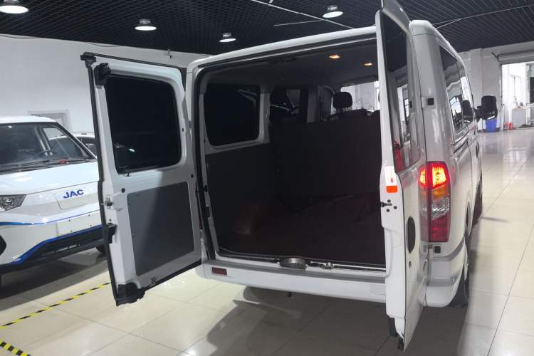 Used SAIC MAXUS Xintu V80 2021 2.0T PLUS AMT City Edition Short Wheelbase Ultra-Low Roof 5/6-Seater Trunk