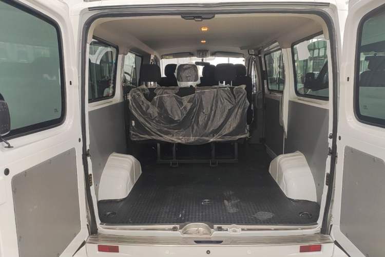 Used SAIC MAXUS Xintu V80 2021 2.0T AMT Classic Aoyuntong Short Wheelbase Ultra-Low Roof 5/6-Seater Trunk