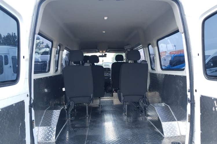 Used SAIC MAXUS Xintu V80 2021 2.0T Manual Classic Aoyuntong 127 PS Mid-axle Mid-roof 6/7/8/9-Seater Trunk