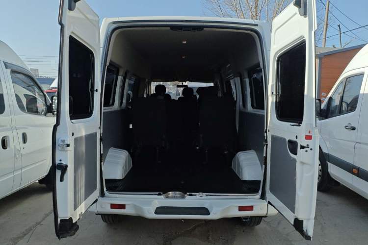 Used SAIC MAXUS Xintu V80 2021 2.0T PLUS Manual All-Around King Long Wheelbase Mid-Roof Variant with 6/7/8/9 Seats Trunk