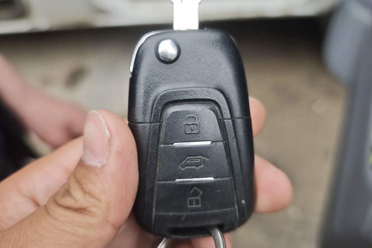 Used SAIC MAXUS Xintu V80 2021 2.0T AMT Classic City Distribution King Long Wheelbase Mid-Roof 3-Seater Vehicle Key