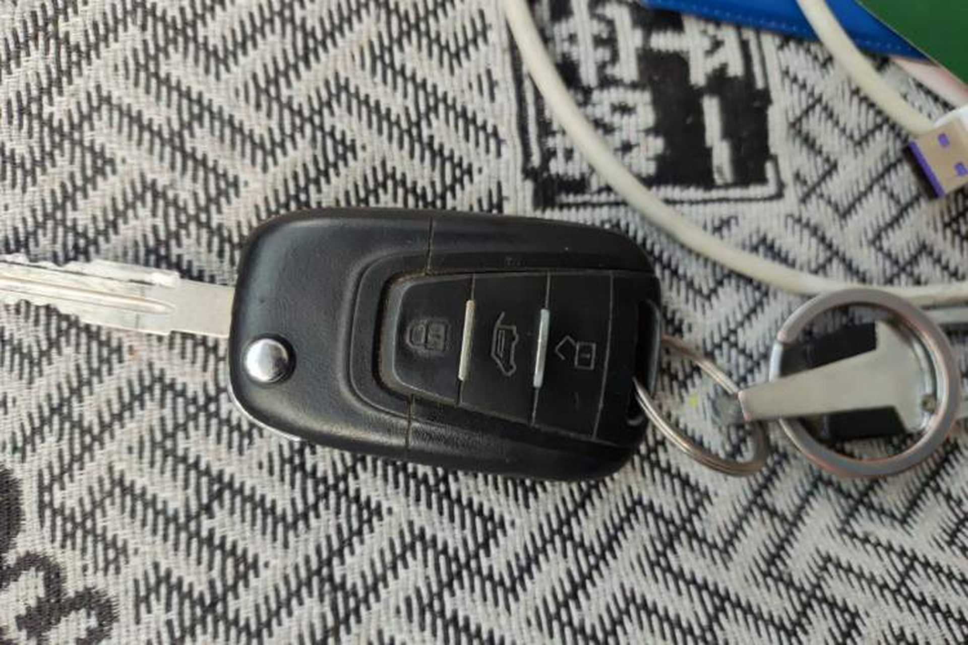 Used SAIC MAXUS Xintu V80 2021 2.0T Manual Classic City Delivery King Long Wheelbase Mid-Roof 3 Seats Vehicle Key