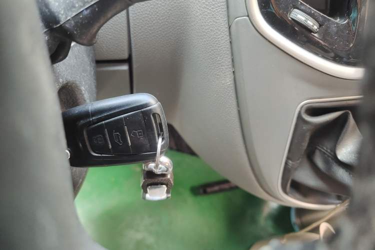 Used SAIC MAXUS Xintu V80 2021 2.0T PLUS Manual All-Around King Short Wheelbase Mid-Roof Variant—5/6/7/8/9-Seater Vehicle Key