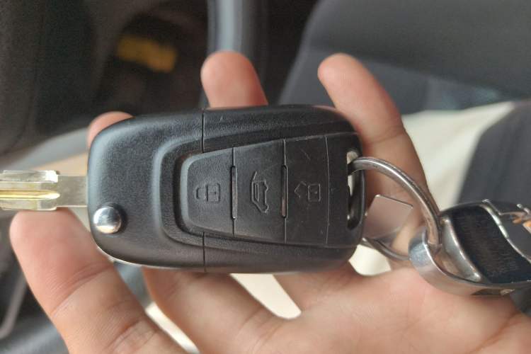 Used SAIC MAXUS Xintu V80 2021 2.0T AMT Classic Aoyuntong 127 PS Mid-axle Mid-roof 6/7/8/9-Seater Vehicle Key
