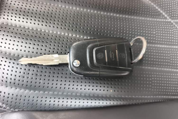 Used SAIC MAXUS Xintu V80 2021 2.0T AMT Classic Aoyuntong Short Wheelbase Mid-Roof 5/6-Seater Vehicle Key