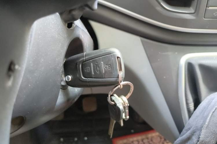 Used SAIC MAXUS Xintu V80 2021 2.0T Manual Classic Aoyuntong 127 PS Mid-axle Mid-roof 6/7/8/9-Seater Vehicle Key