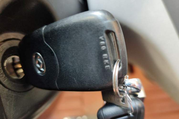 Used SAIC MAXUS Xintu V80 2021 2.0T AMT Classic Aoyuntong 127 PS Mid-axle Mid-roof 6/7/8/9-Seater Vehicle Key