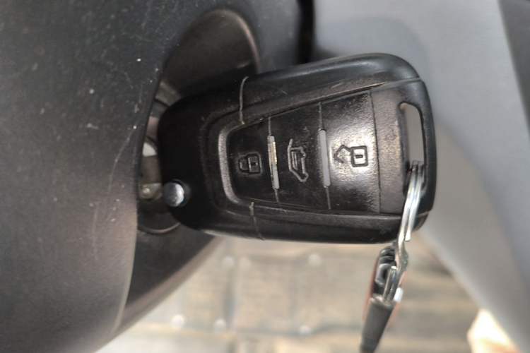 Used SAIC MAXUS Xintu V80 2021 2.0T PLUS AMT All-in-One King Long Wheelbase Mid-Roof Design—6/7/8/9-Seater Vehicle Key