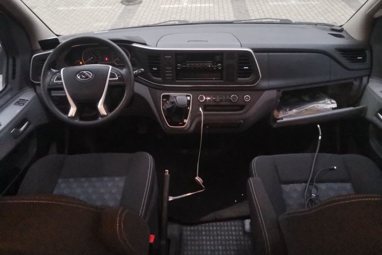 Used SAIC MAXUS Xintu V80 2021 2.0T AMT Classic Aoyuntong Short Wheelbase Ultra-Low Roof 7/8/9-Seater Center Console