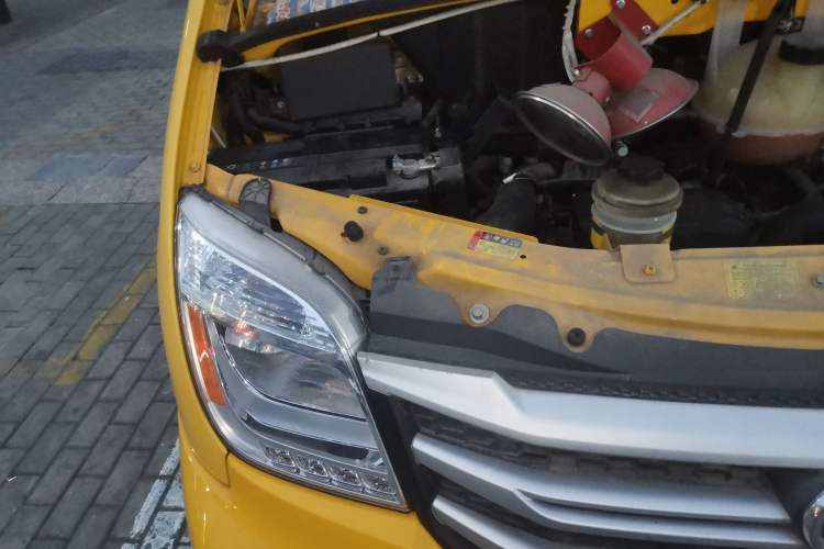 Used SAIC MAXUS Xintu V80 2021 2.0T AMT Classic Aoyuntong Short Wheelbase Ultra-Low Roof 7/8/9-Seater Engine Bay Right