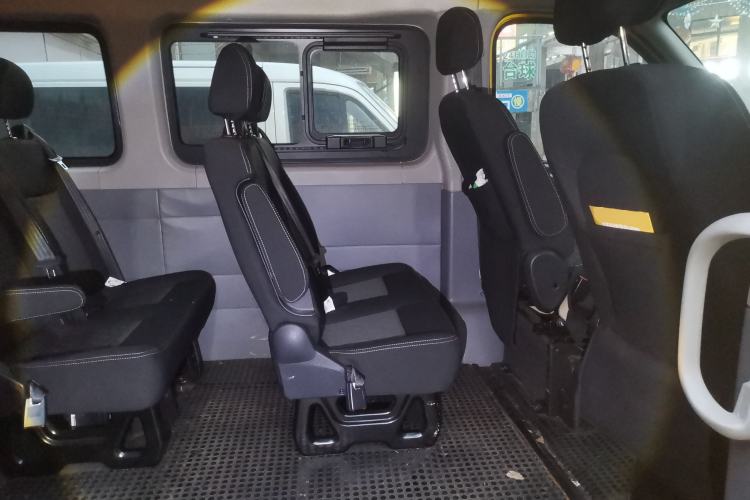 Used SAIC MAXUS Xintu V80 2021 2.0T AMT Classic Aoyuntong Short Wheelbase Ultra-Low Roof 7/8/9-Seater Left Rear Seat