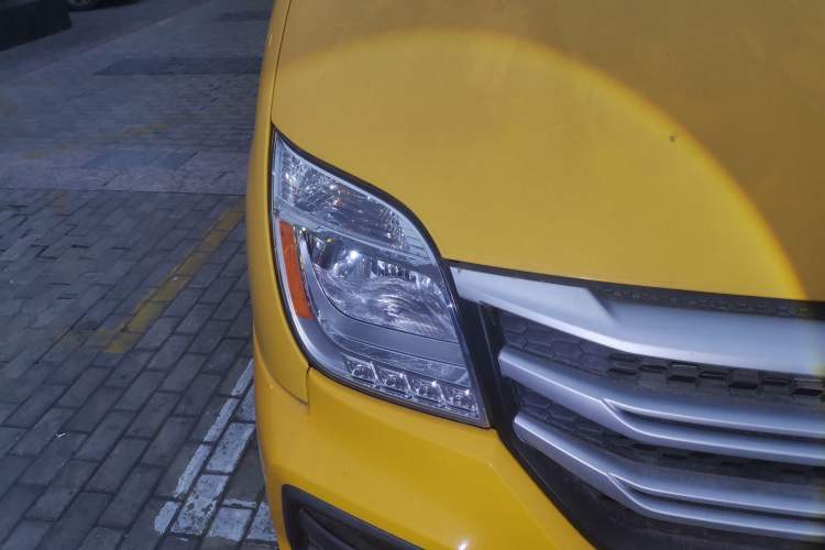 Used SAIC MAXUS Xintu V80 2021 2.0T AMT Classic Aoyuntong Short Wheelbase Ultra-Low Roof 7/8/9-Seater Right Front Headlight