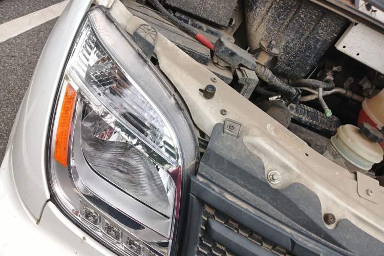 Used SAIC MAXUS Xintu V80  Engine Bay Right