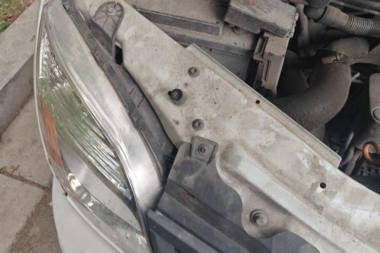 Used SAIC MAXUS Xintu V80  Engine Bay Right