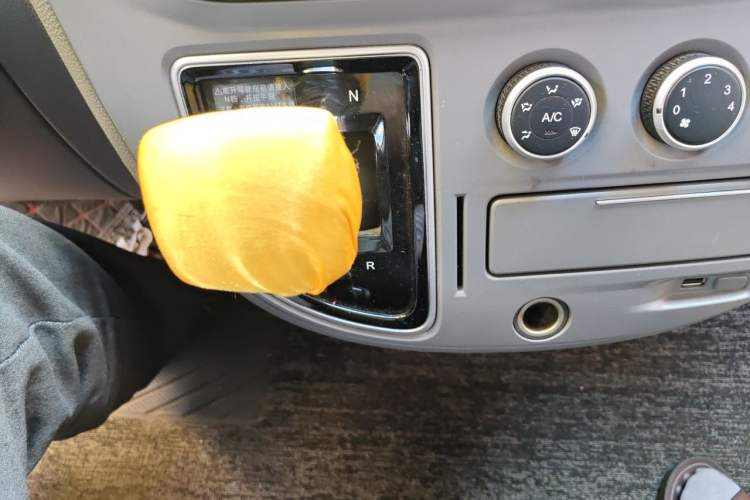 Used SAIC MAXUS Xintu V80  Gear Lever