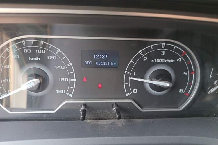 Used SAIC MAXUS Xintu V80  Odometer Close Up