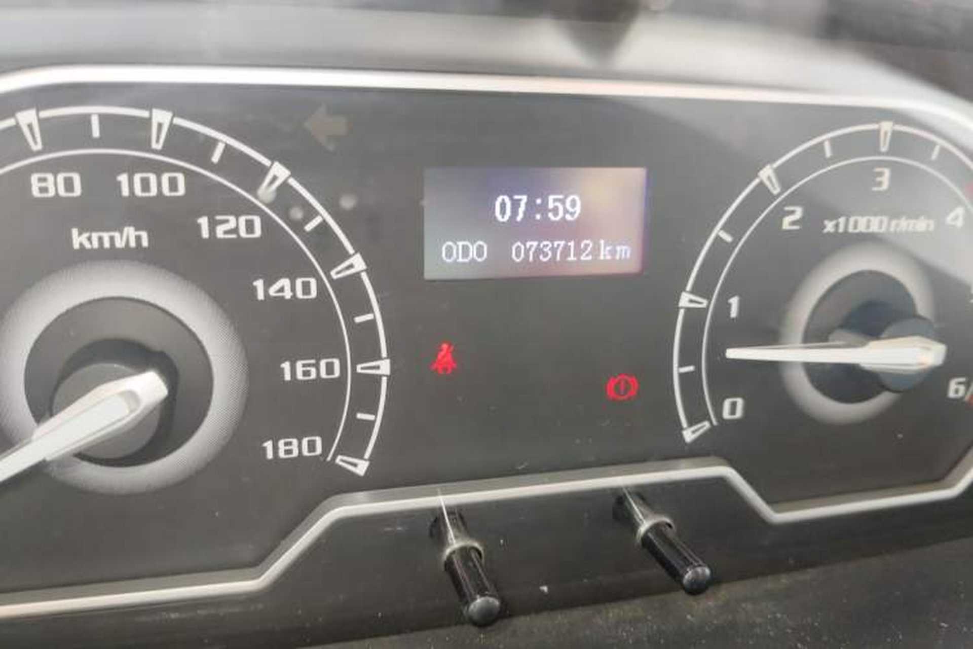 Used SAIC MAXUS Xintu V80  Odometer Close Up