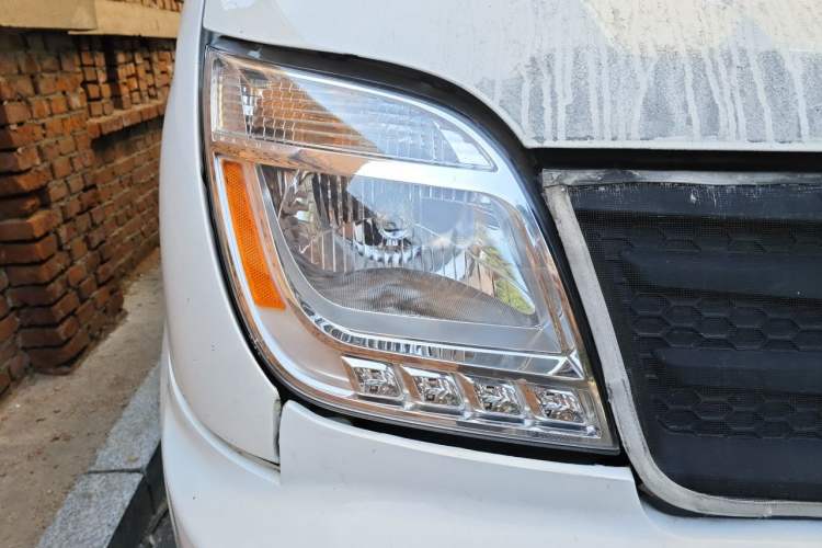 Used SAIC MAXUS Xintu V80  Right Front Headlight