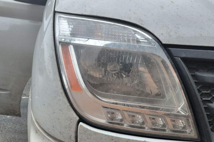 Used SAIC MAXUS Xintu V80  Right Front Headlight