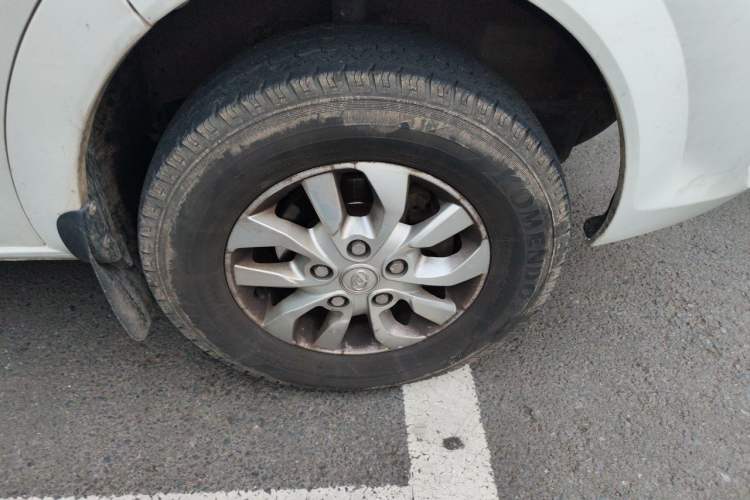 Used SAIC MAXUS Xintu V80  Right Front Wheel Hub