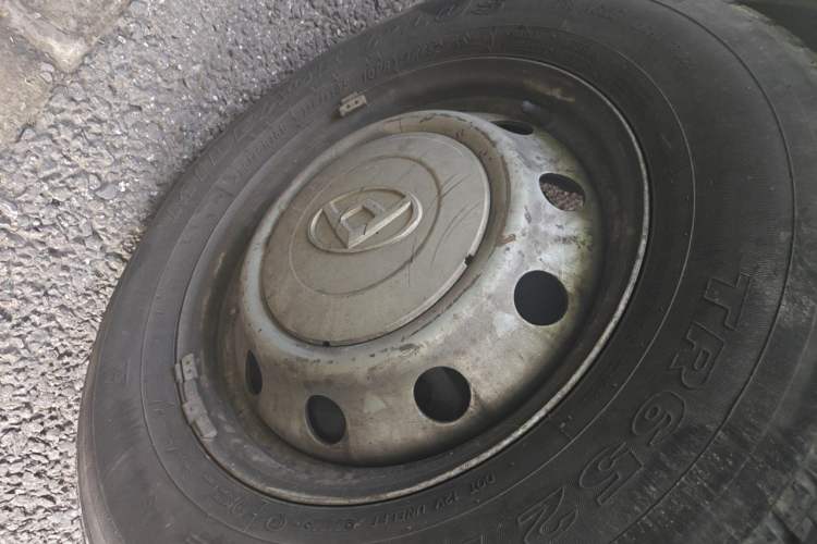 Used SAIC MAXUS Xintu V80  Right Front Wheel Hub