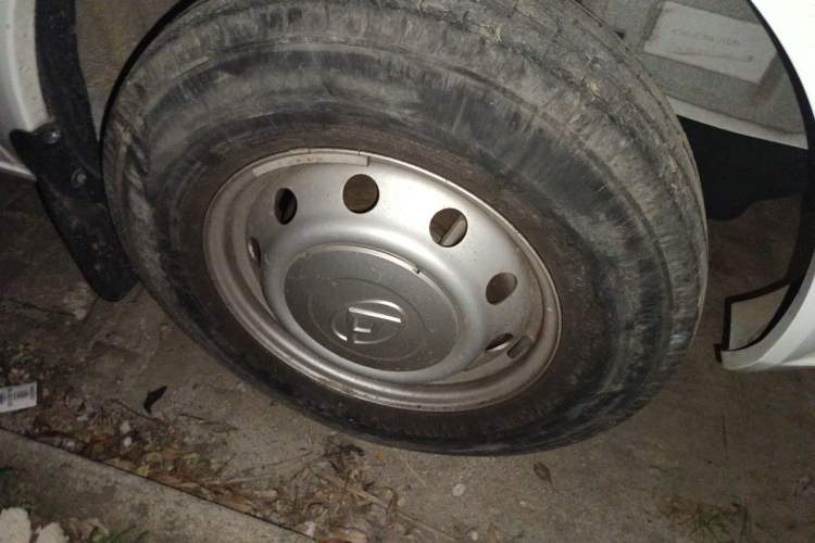 Used SAIC MAXUS Xintu V80  Right Front Wheel Hub
