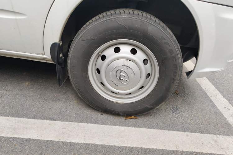 Used SAIC MAXUS Xintu V80  Right Front Wheel Hub