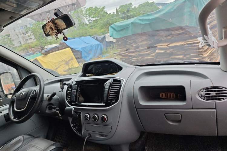Used SAIC MAXUS Xintu V80 2023 2.0T AMT Classic Aoyuntong Short Wheelbase Mid-Roof 5/6-Seater Center Console