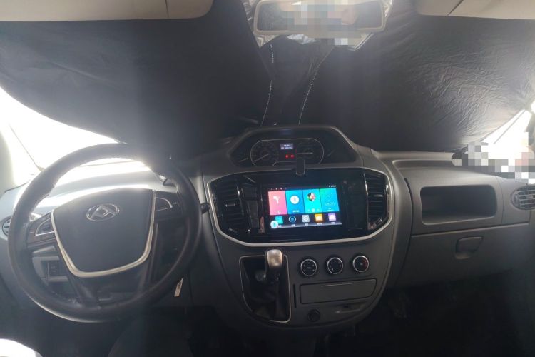 Used SAIC MAXUS Xintu V80 2023 2.0T Manual Classic Aoyuntong Short Wheelbase Mid-Roof 5/6-Seater Center Console