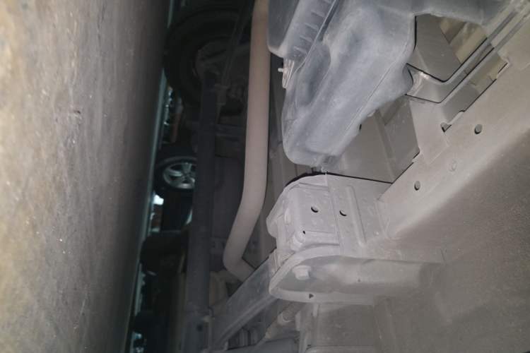 Used SAIC MAXUS Xintu V80 2023 2.0T Manual Classic Aoyuntong Short Wheelbase Ultra-Low Roof 5/6-Seater Chassis Rear Left