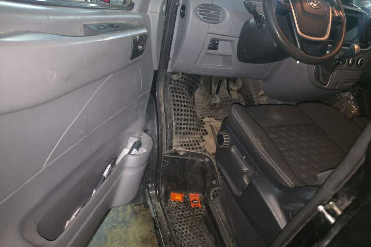 Used SAIC MAXUS Xintu V80 2023 2.0T Manual Classic Aoyuntong Short Wheelbase Ultra-Low Roof 5/6-Seater Driver Seat