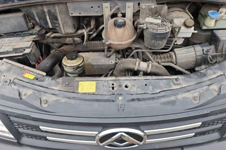 Used SAIC MAXUS Xintu V80 2023 2.0T AMT Classic Aoyuntong Short Wheelbase Mid-Roof 5/6-Seater Engine Bay