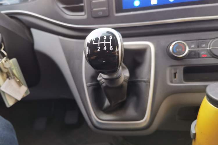 Used SAIC MAXUS Xintu V80 2023 2.0T Manual Classic Aoyuntong Long Wheelbase Mid-Height 6/7/8/9-Seater Gear Lever