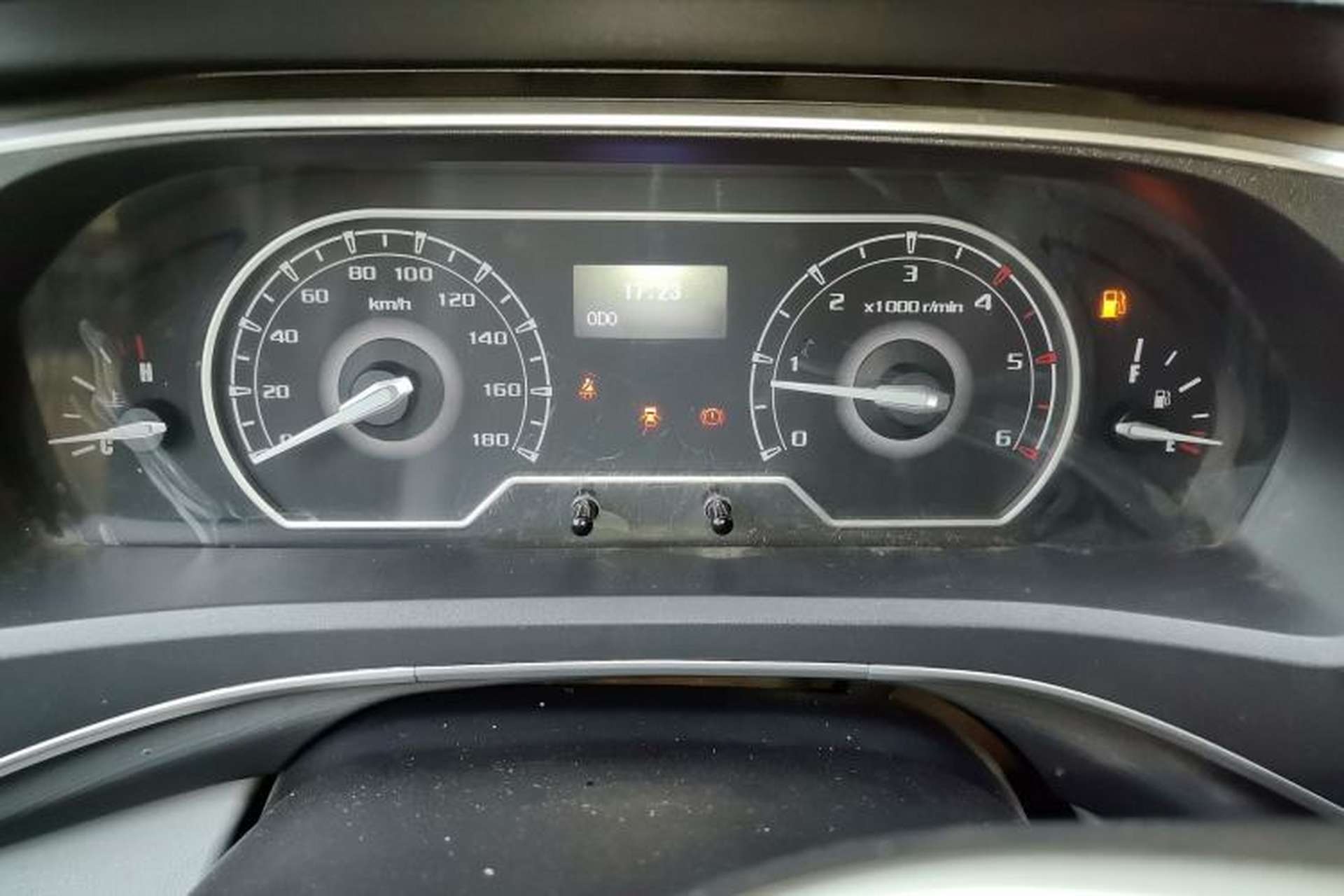 Used SAIC MAXUS Xintu V80 2023 2.0T Manual Classic Aoyuntong Short Wheelbase Ultra-Low Roof 7/8/9-Seater Instrument Cluster