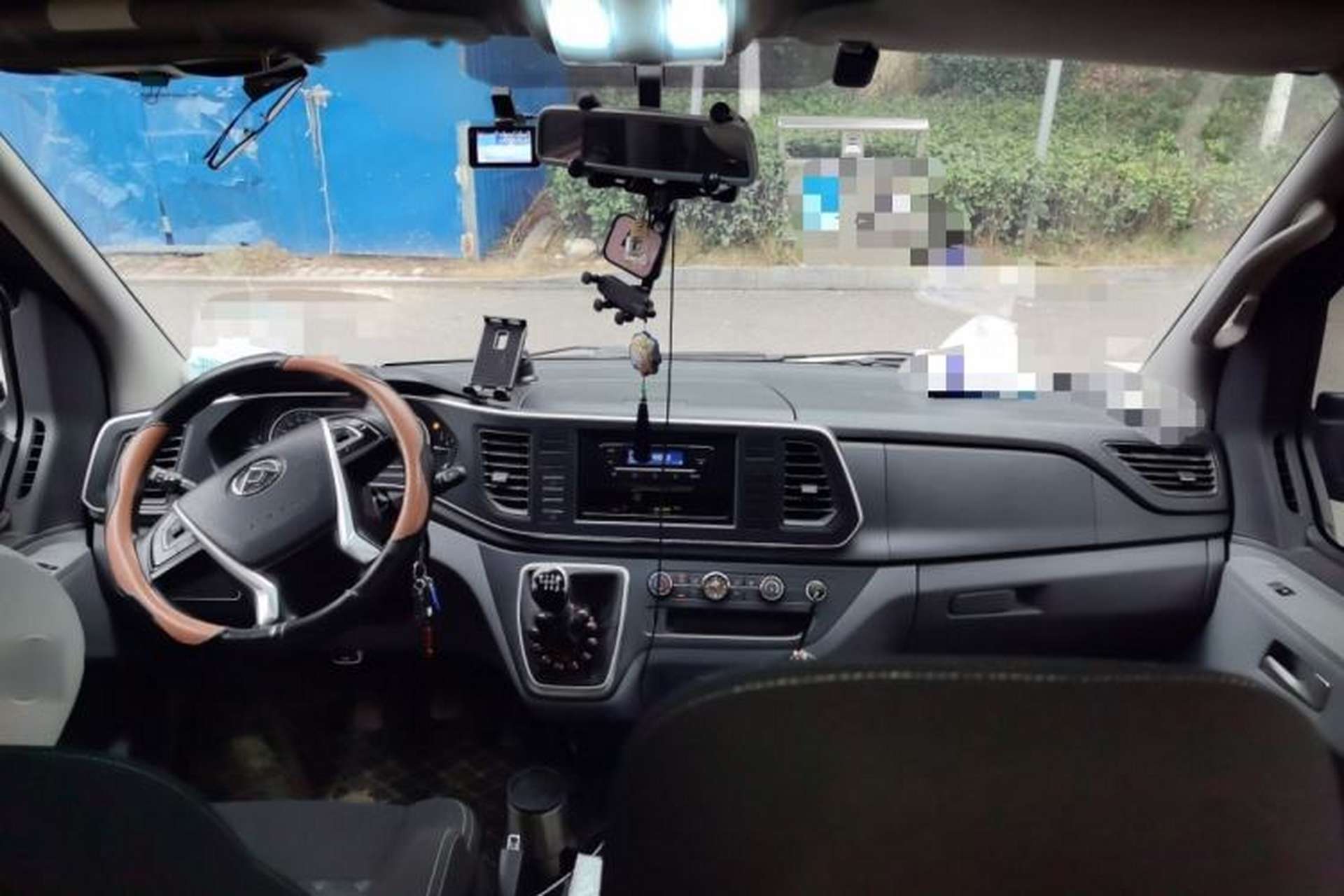 Used SAIC MAXUS Xintu V80 2023 2.0T Manual Classic Aoyuntong Short Wheelbase Ultra-Low Roof 7/8/9-Seater Interior 2