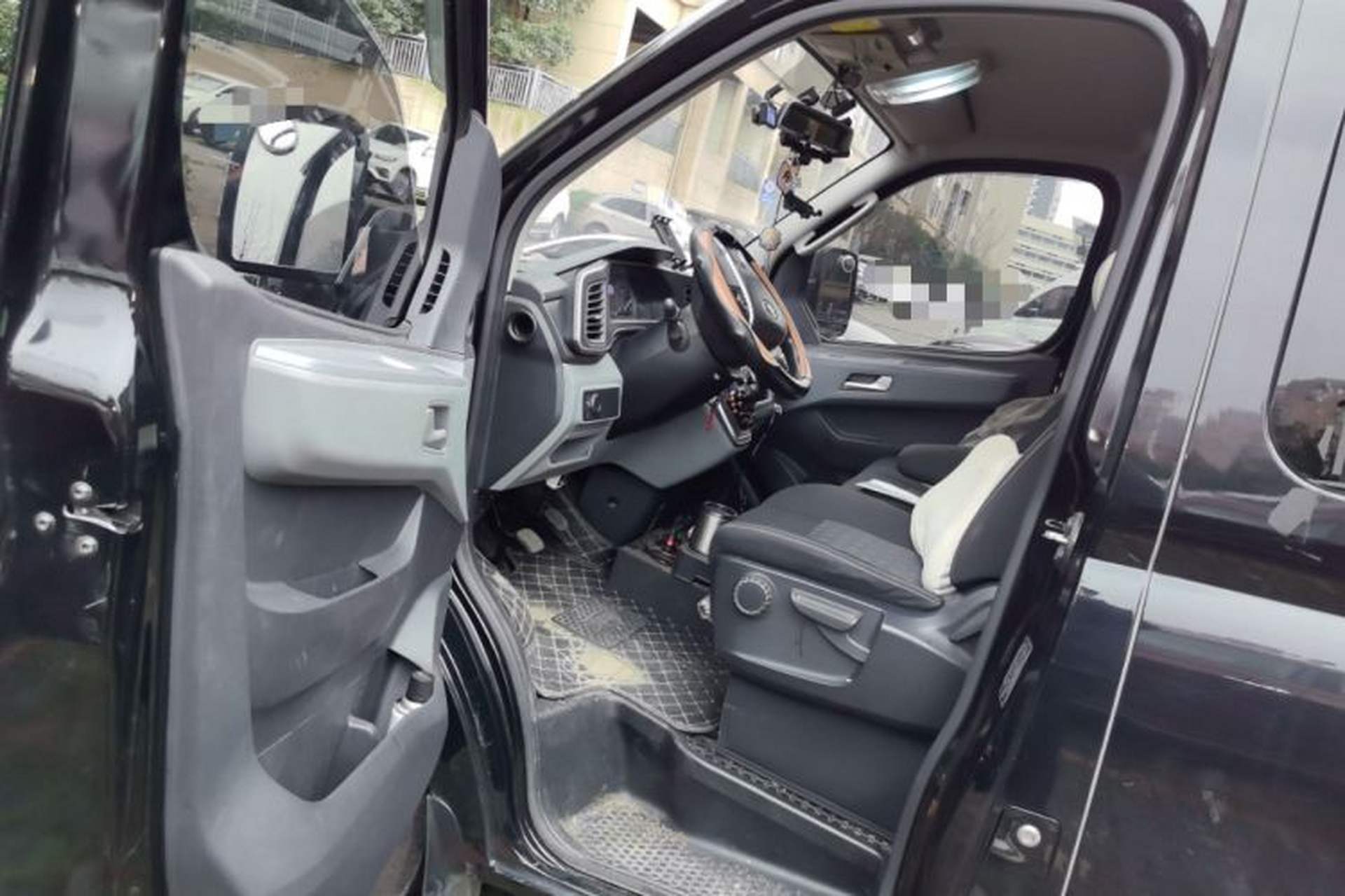 Used SAIC MAXUS Xintu V80 2023 2.0T Manual Classic Aoyuntong Short Wheelbase Ultra-Low Roof 7/8/9-Seater Interior 3