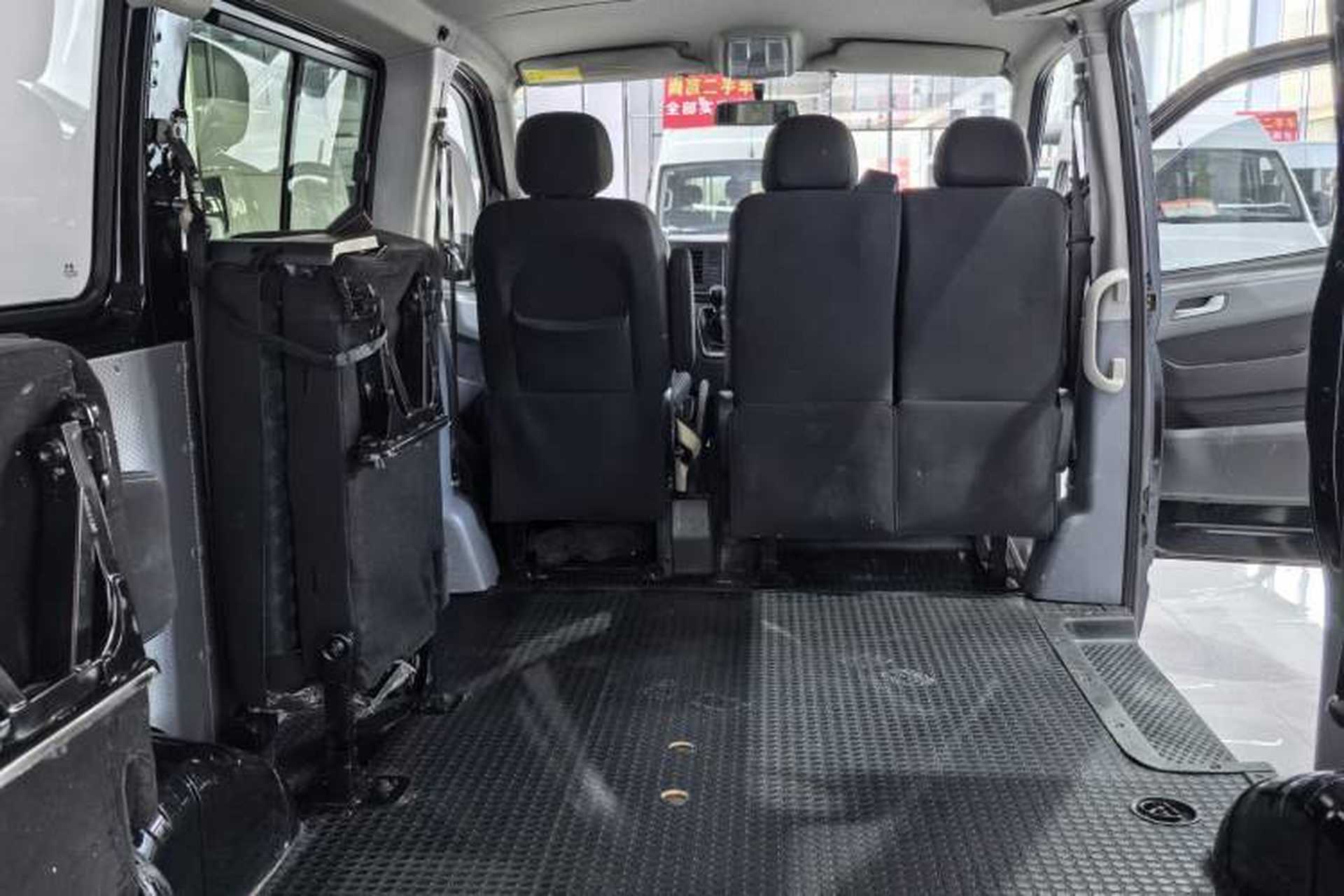 Used SAIC MAXUS Xintu V80 2023 2.0T Manual Classic Aoyuntong Short Wheelbase Ultra-Low Roof 7/8/9-Seater Interior 5