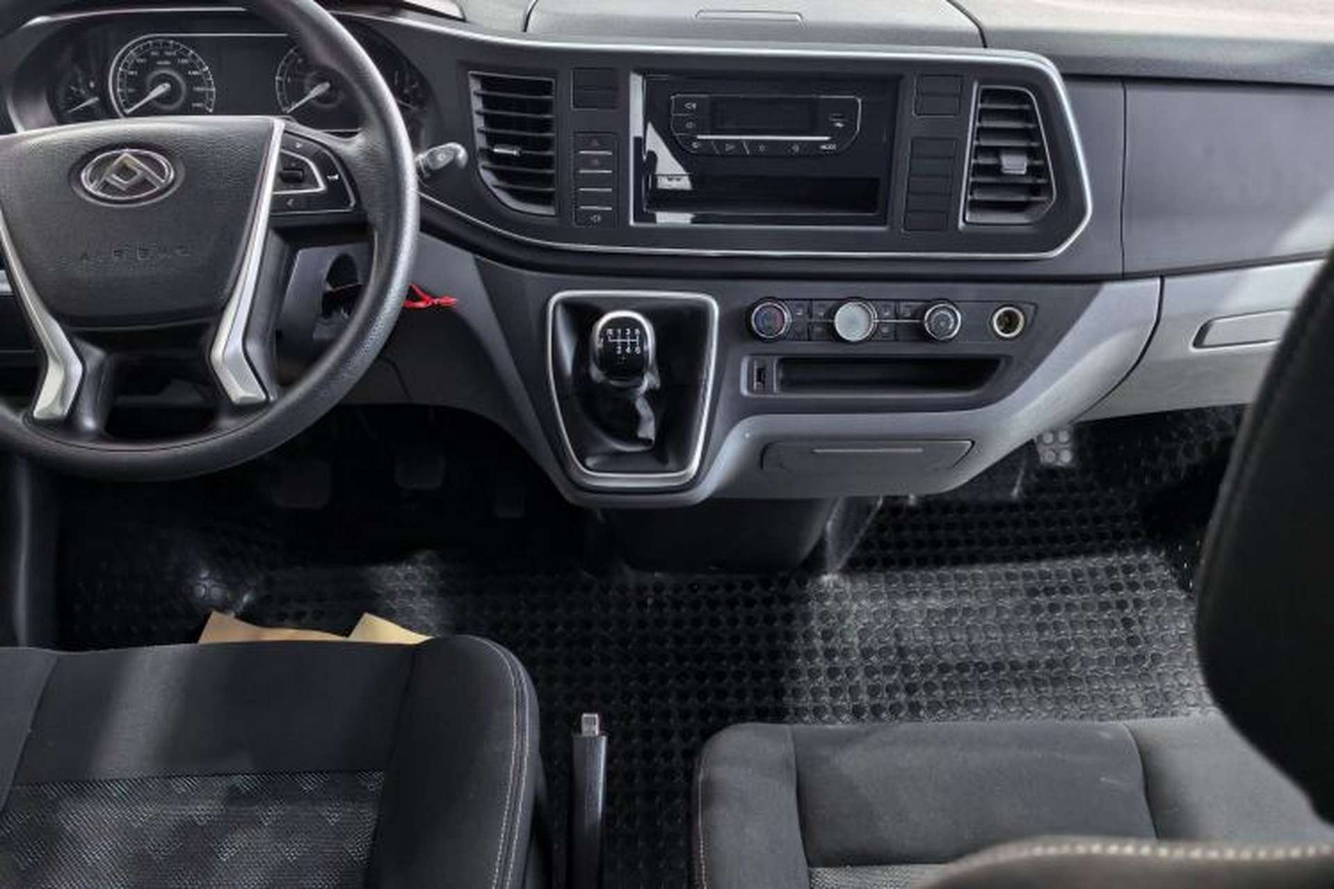 Used SAIC MAXUS Xintu V80 2023 2.0T Manual Classic Aoyuntong Short Wheelbase Ultra-Low Roof 7/8/9-Seater Interior 7