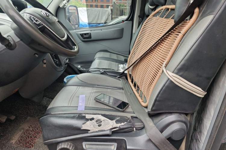 Used SAIC MAXUS Xintu V80 2023 2.0T AMT Classic Aoyuntong Short Wheelbase Mid-Roof 5/6-Seater Left Front Seat