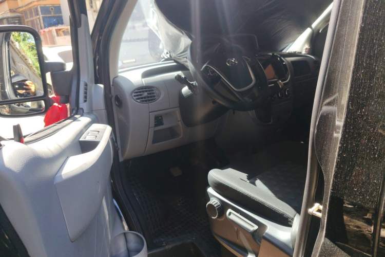 Used SAIC MAXUS Xintu V80 2023 2.0T Manual Classic Aoyuntong Short Wheelbase Mid-Roof 5/6-Seater Left Front Seat