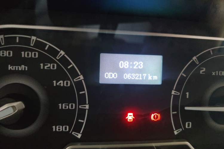 Used SAIC MAXUS Xintu V80 2023 2.0T Manual Classic Aoyuntong Short Wheelbase Mid-Roof 5/6-Seater Odometer Close Up