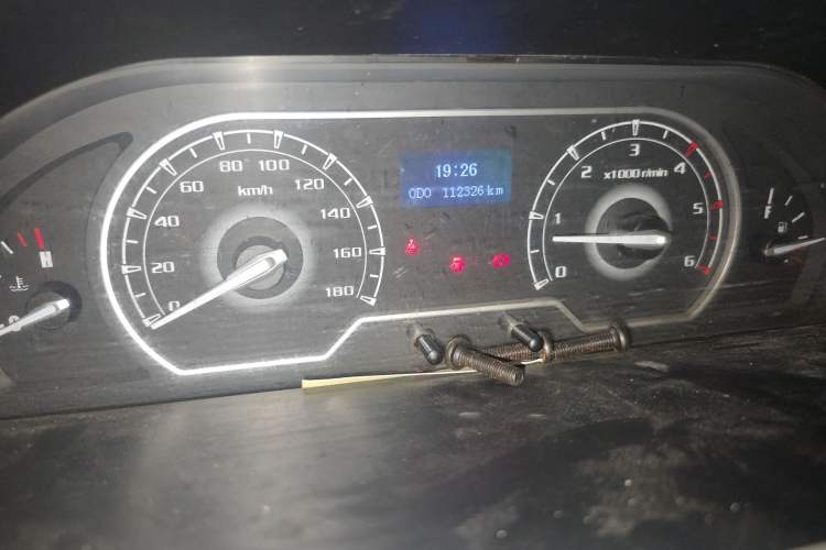 Used SAIC MAXUS Xintu V80 2023 2.0T Manual Classic Aoyuntong Short Wheelbase Ultra-Low Roof 5/6-Seater Odometer Close Up